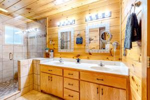 ein Badezimmer mit Waschbecken und Spiegel in der Unterkunft Cherokee Sunrise Cabin in Mineral Bluff + 33 Fotos