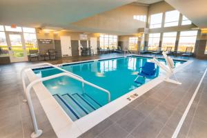 una gran piscina en una habitación de hotel en Residence Inn Upper Marlboro Joint Base Andrews, en Capitol Heights