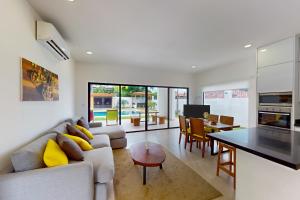 ein Wohnzimmer mit einem Sofa und einem Tisch in der Unterkunft Corales 1 in Playa Flamingo