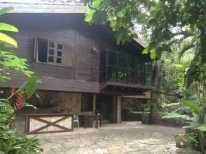Casa de madera con balcón en la parte superior. en Chalé das Helicônias en Guaramiranga