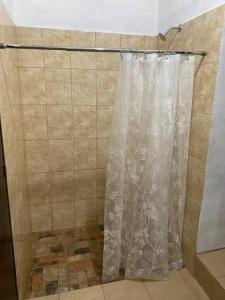 y baño con ducha y cortina de ducha. en Casa Colonial en Suchitoto