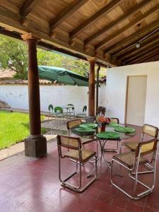 a patio with a table and chairs under a roof at Casa Colonial in Suchitoto