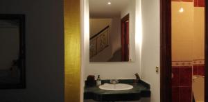 アル・ジャディーダにあるDuplex Malikaのバスルーム(洗面台、鏡付)