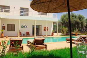 une villa avec une piscine et une maison dans l'établissement Villa Trémoulet, à Essaouira