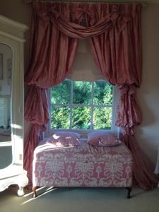 una camera con letto e finestra con tende di Westbrook Country House a Castlebar