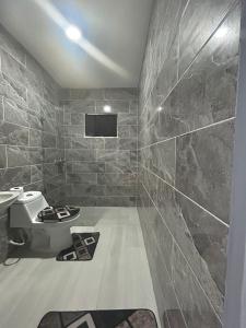 łazienka z toaletą i umywalką w obiekcie Hotel Sol Azul w mieście La Romana