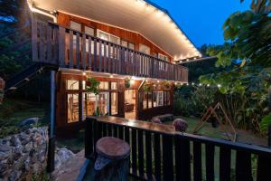 una casa con una terraza con luces. en Cabaña de montaña Boquete, en Bajo Boquete