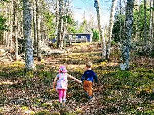 Un niño y una niña caminando por el bosque en Miracles on Polly, en Surrey