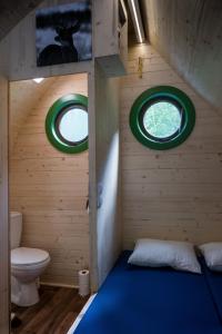 ein kleines Zimmer mit einem WC und 2 Fenstern in der Unterkunft LeafMaxi - Camping du Nord in Bourscheid