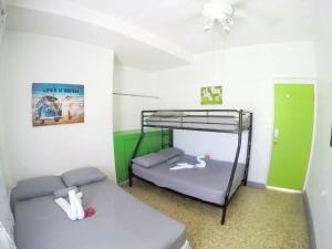 1 dormitorio con 2 literas y sofá en Vieques Good Vibe Guest House, en Vieques