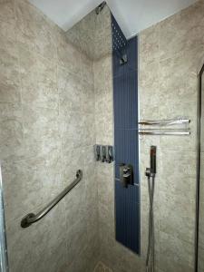 een douchecabine in een badkamer met een douche bij Sleeps 3, Casa Tropical in Miami in Miami