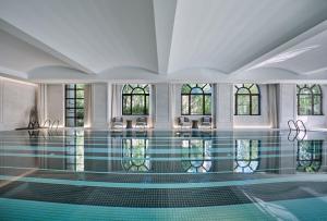 Bazén v ubytování Hilton Beijing Daxing nebo v jeho okolí