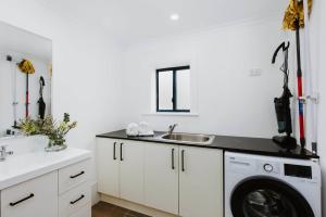 une cuisine avec une machine à laver et un évier dans l'établissement 'The Fleetwood' Best Local Experience for Couples, à Mudgee 15 autres photos