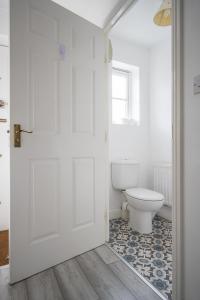 a white bathroom with a toilet and a shower at Maidstone villa 3bedroom free sports channels park in Maidstone