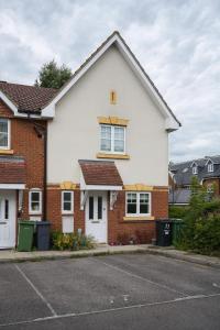 a white house with a parking lot at Maidstone villa 3bedroom free sports channels park in Maidstone