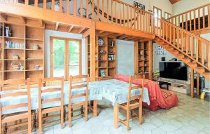 ein Esszimmer mit einem Tisch und einer Treppe in der Unterkunft 3 Bedroom Gorgeous Home In Boult-aux-bois in Boult-aux-Bois