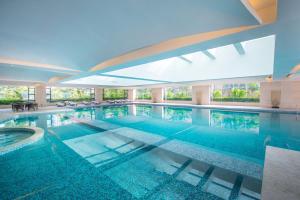 Bazén v ubytování Hilton Zhongshan Downtown nebo v jeho okolí