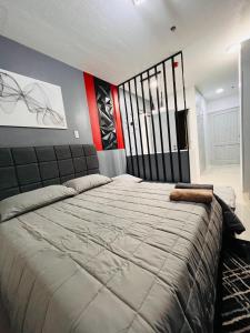 1 dormitorio con 1 cama grande en una habitación en *Top Choice Awardee B 2023, en Iloilo City