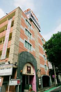 Hotel AKAIKUTSU - Adult Only في يوكوهاما: مبنى طويل أمامه ممر