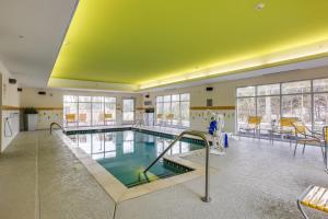 une grande piscine avec un plafond vert dans l'établissement Fairfield Inn & Suites by Marriott Columbia, à Columbia