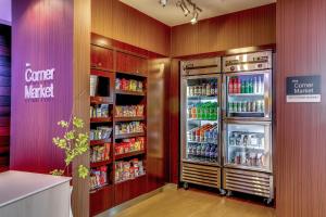uma loja com um frigorífico com bebidas em Fairfield Inn & Suites by Marriott Columbia em Columbia