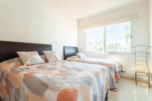 アカプルコにあるAcapulco Diamante. Casa de descansoのベッド2台と窓のある寝室 +52枚の写真
