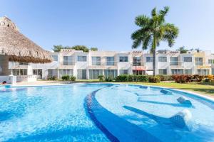 アカプルコにあるAcapulco Diamante. Casa de descansoのリゾート正面のスイミングプール