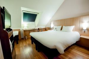 a large white bed in a hotel room at ibis Vannes in Vannes