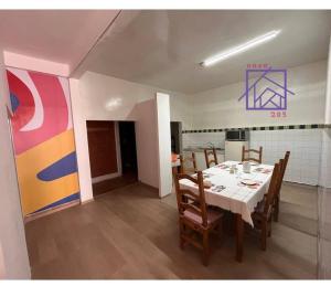 ein Esszimmer mit einem weißen Tisch und Stühlen in der Unterkunft Casa 205 in Tlaxcala de Xicohténcatl
