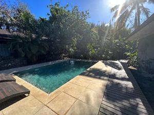 una piscina en medio de un patio en Te Ariki - Adults Only, en Hanga Roa