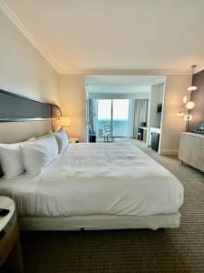een slaapkamer met een groot bed en uitzicht op de oceaan bij Fontainebleau Miami Beach,Tresor in Miami Beach