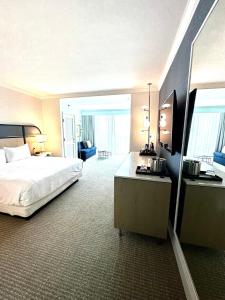een grote hotelkamer met een bed en een badkamer bij Fontainebleau Miami Beach,Tresor in Miami Beach