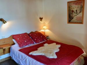 - une chambre avec un lit et une couverture rouge dans l'établissement Appartement Les Gets, 3 pièces, 4 personnes - FR-1-671-6, aux Gets