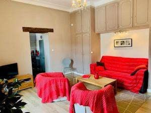 sala de estar con sillas rojas y sofá rojo en Appartement Amélie-les-Bains-Palalda, 2 pièces, 2 personnes - FR-1-703-153, en Amélie-les-Bains-Palalda