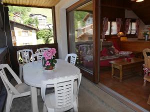 a white table and chairs in a room with a window at Appartement au centre Les Gets, 3 étoiles, 3 pers, proche télécabines et école de ski - FR-1-671-6 in Les Gets +11 photos