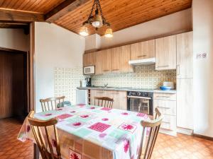 een keuken met een tafel en stoelen in een kamer bij Appartement Les Gets, 2 pièces, 4 personnes - FR-1-671-77 in Les Gets
