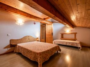 two beds in a room with wooden ceilings at Appartement Les Gets, 3 pièces, 6 personnes - FR-1-671-68 in Les Gets