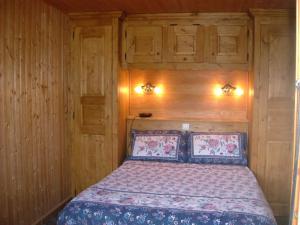 a bedroom with a bed with two pillows on it at Appartement Les Gets, 2 pièces, 4 personnes - FR-1-671-70 in Les Gets