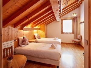una camera con due letti e un tavolo di Chalet luxueux avec jacuzzi, sauna et WiFi aux Gets - FR-1-671-83 a Les Gets