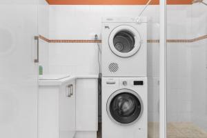 a washing machine and a washer in a bathroom at Classic Elegance on The Hill in Newcastle