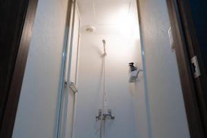 W łazience z przeszklonymi drzwiami znajduje się prysznic. w obiekcie 平日限定割引実施中 1日1組限定の貸切一軒家 個室サウナ付き w mieście Fujisawa