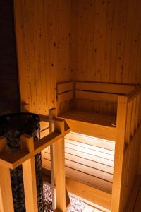 una sauna con el sol brillando dentro de ella en 平日限定割引実施中 1日1組限定の貸切一軒家 個室サウナ付き, en Fujisawa