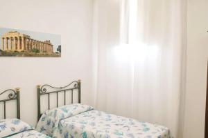 卡斯泰爾韋特拉諾的住宿－Apartment in Marinella di Selinunte Castelvetrano 150 m from the sea，卧室配有两张床,墙上挂着一幅画