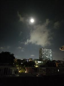 - une vue sur une ville la nuit avec la lune dans l'établissement Apto los Almendros, à Carthagène des Indes