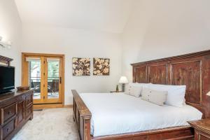 Postel nebo postele na pokoji v ubytování Cimarron Lodge 33 condo + 27 fotografií