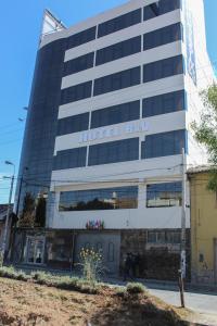 een gebouw met de woorden hoteljongen erop bij Hotel B&V in Huancayo