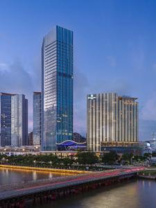 een skyline van de stad met hoge gebouwen en een brug bij Renaissance Zhuhai Hotel in Zhuhai