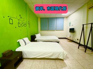Giường trong phòng chung tại 模範人家-包棟-彼岸市區館