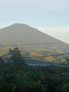 a view of a mountain with a lake in the foreground at Rancho de Moncho in Bijagua