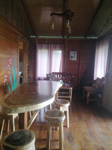 comedor con mesa de madera y sillas en Rancho de Moncho, en Bijagua